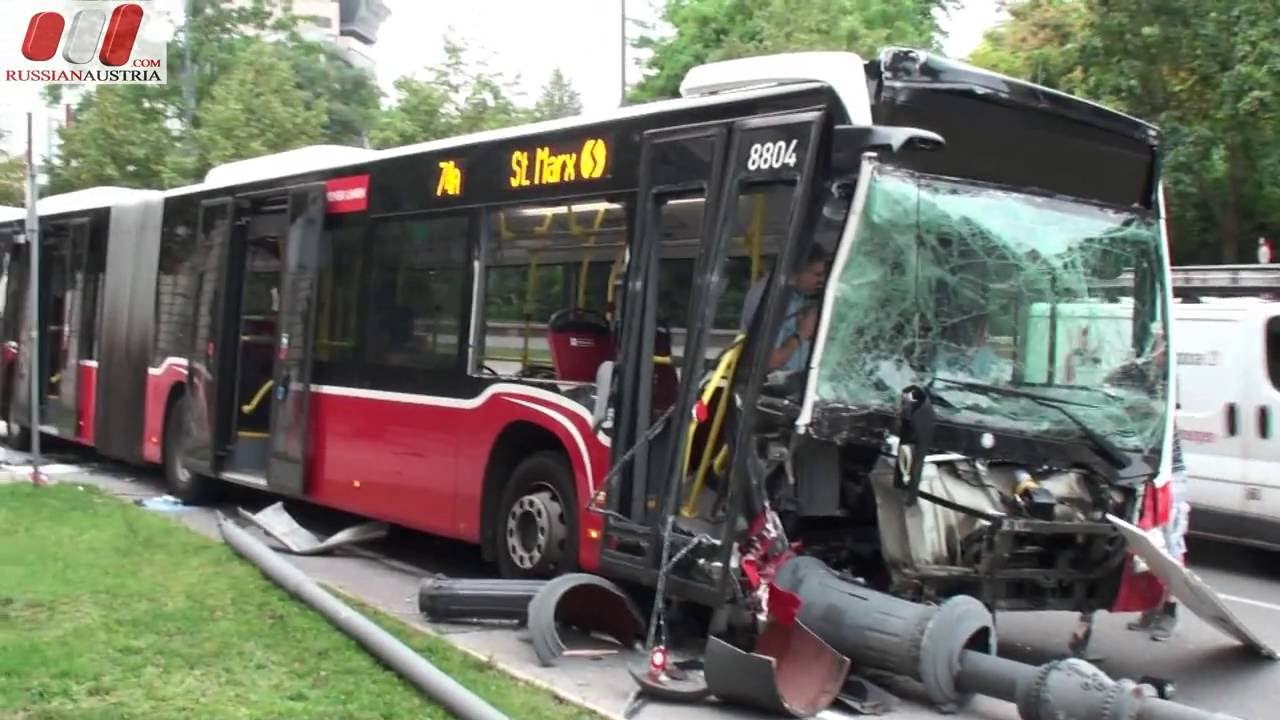 Bus in 1010 Wien prallte gegen Straßenlaternen 22.08.2016 by RussianAustria.com