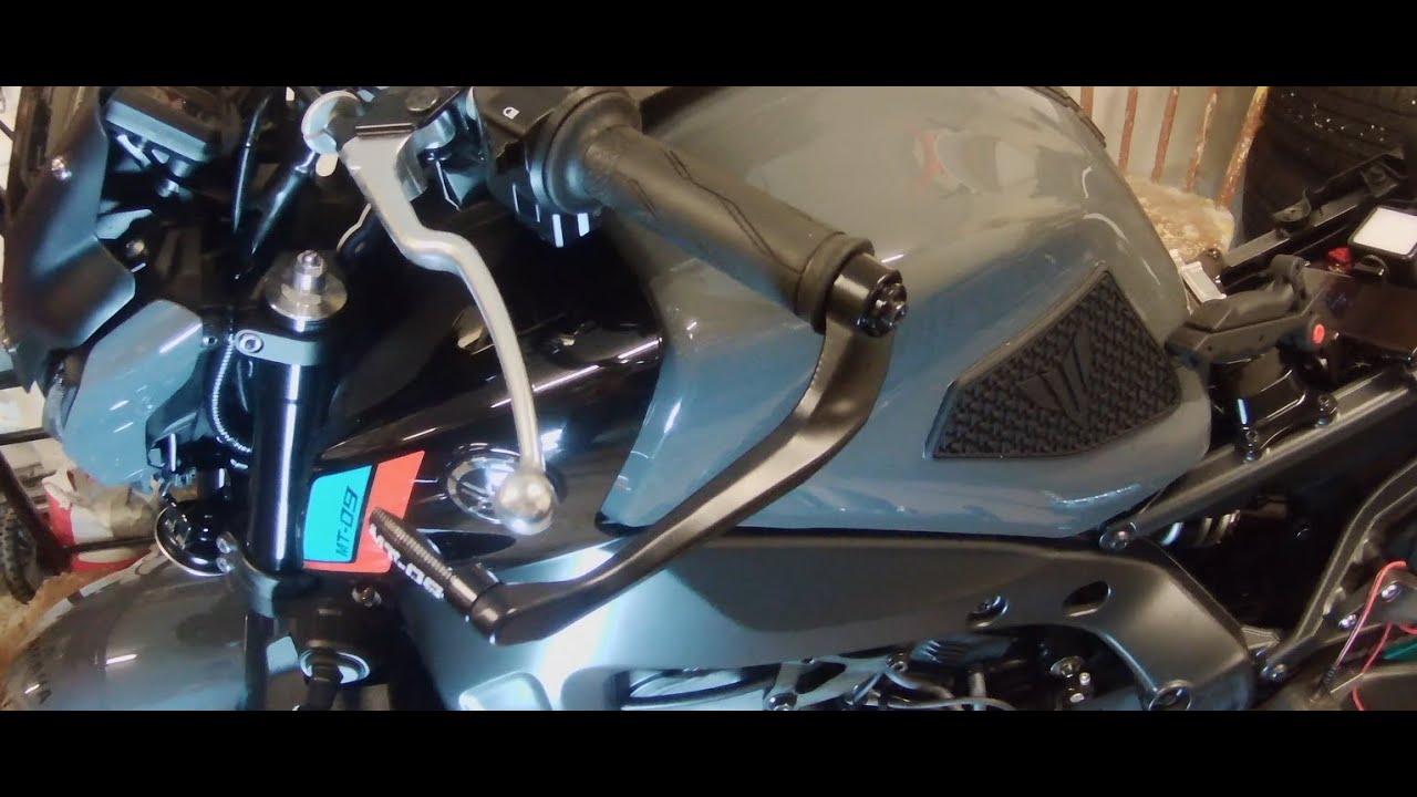 Yamaha MT09 2022 lever guards install #mt09 #handlebars #guards #yamaha