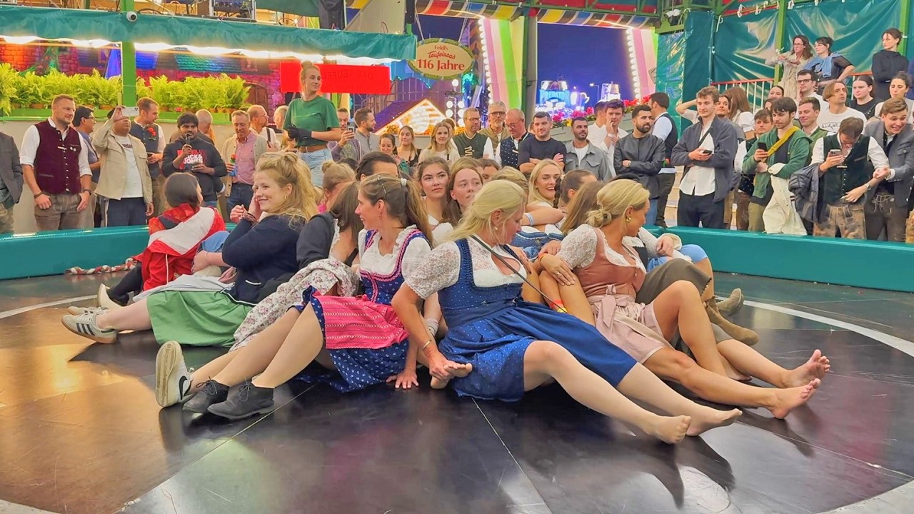 Girls Entertainment Oktoberfest Challenge. Teufelsrad. Fun Devil's Wheel