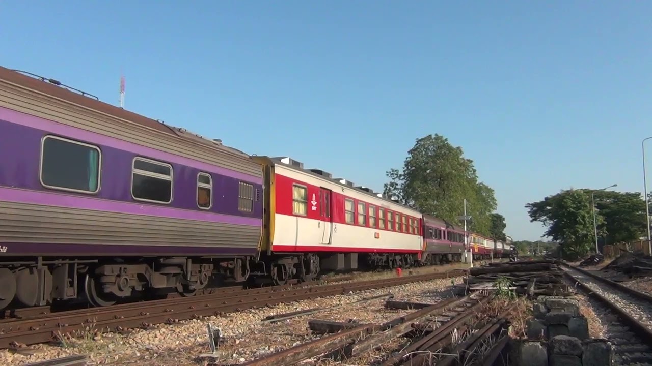 ขบวนรถด่วนที่84 ตรัง - กรุงเทพอภิวัฒน์ ออกจากสถานีรถไฟตรัง