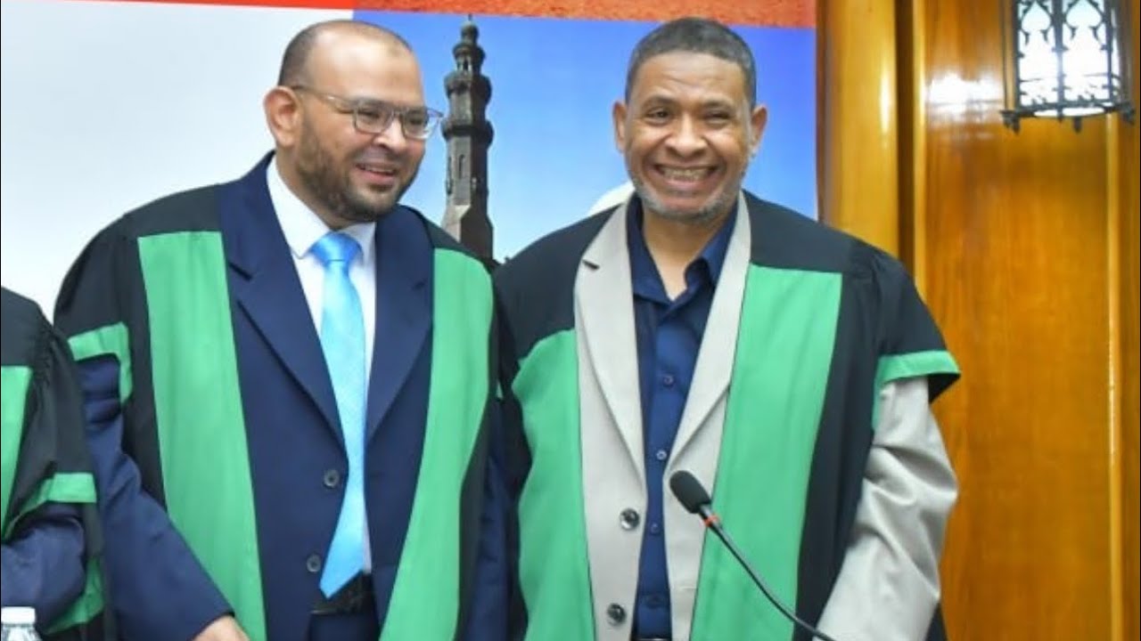 الأستاذ الدكتور علي عبدالقادر يوصي الباحثين بتقليد رسالة الدكتوراه ويرحب بالعلامة الدكتور سعد مصلوح