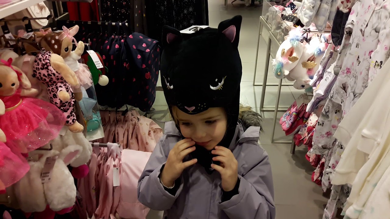 Sofia med mor i tøjbutikken H&M i Roskilde😄