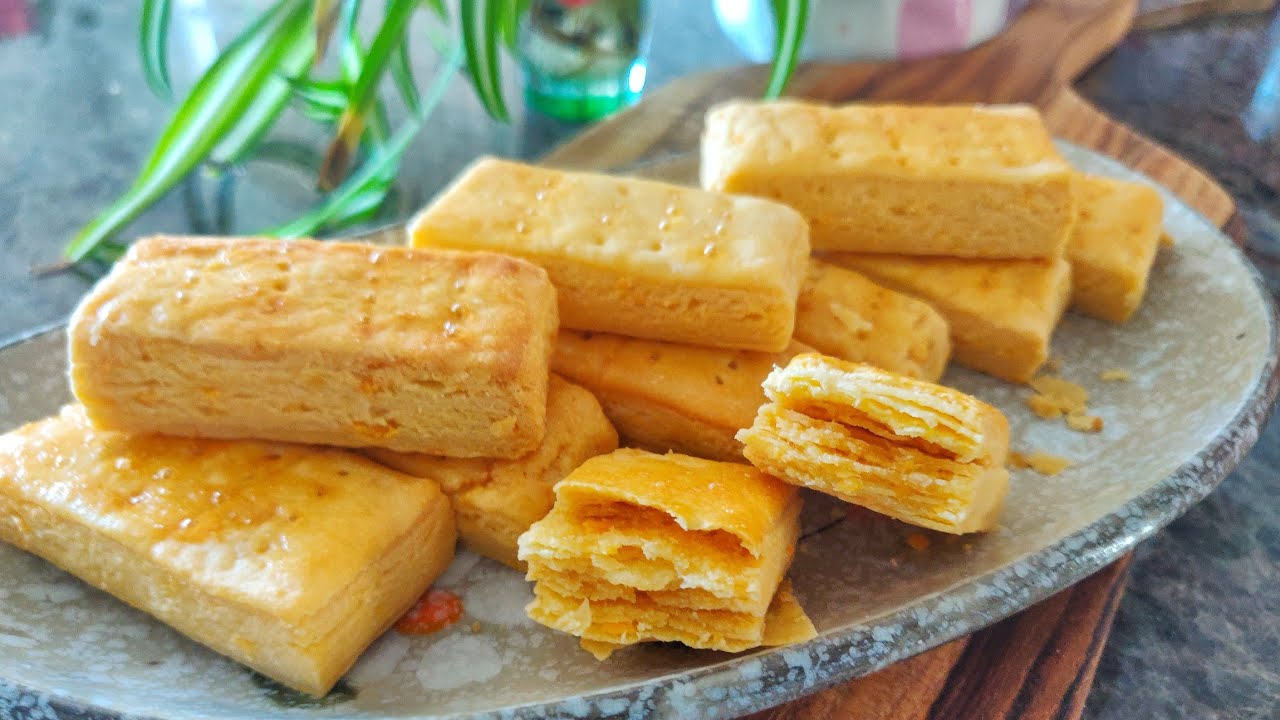 咸蛋黄千层酥  Multi-layer Cookies with salty egg yolk。