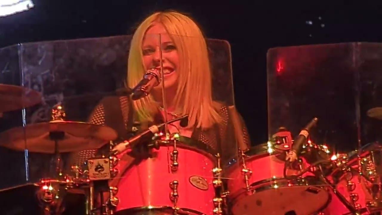 Avril Lavigne playing drums! love Sux 2023 (14/04/2023) 4K