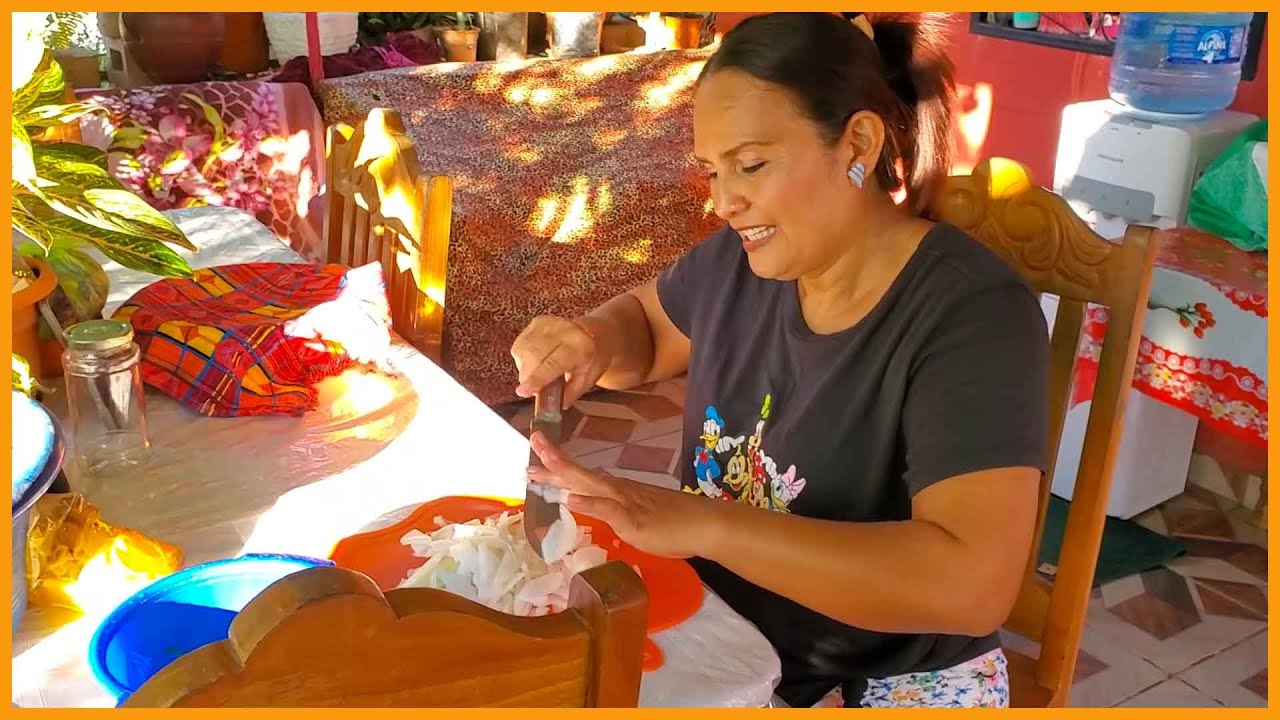 Preparando un chile casero.