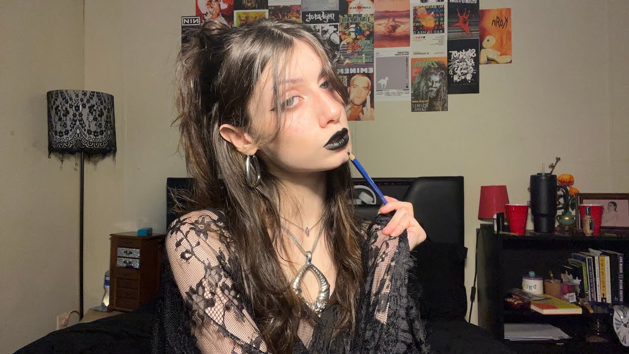 asmr- goth girl who’s secretly obsessed with you draws your portrait ✍️
