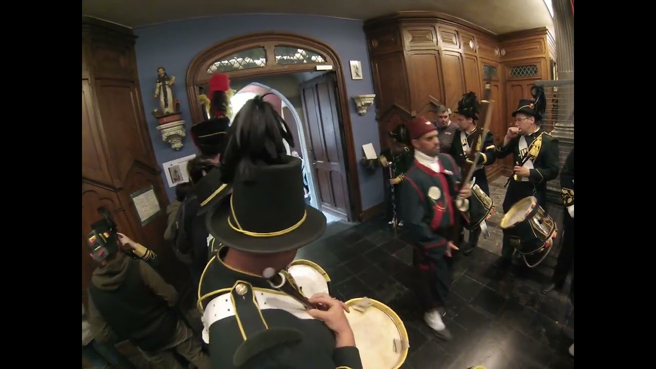 Thuin Saint Roch 2022 arrivée des Zouaves pontificaux ET des Soeurs Grises et pélerins à l'église ND