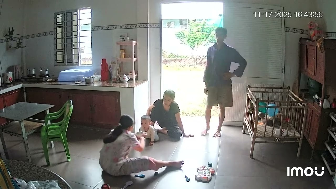 Bé Khoai ăn cơm kiểu vừa phá vừa ăn cơm 