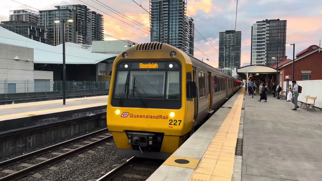 South Brisbane駅から電車が発車しました