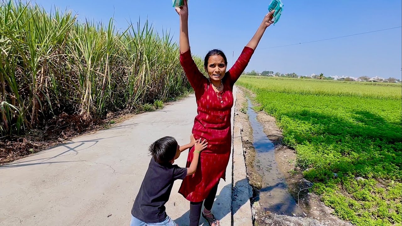किराण्याचे पैसे माऊलीने वाहत्या पाण्यात टाकले 🫢
