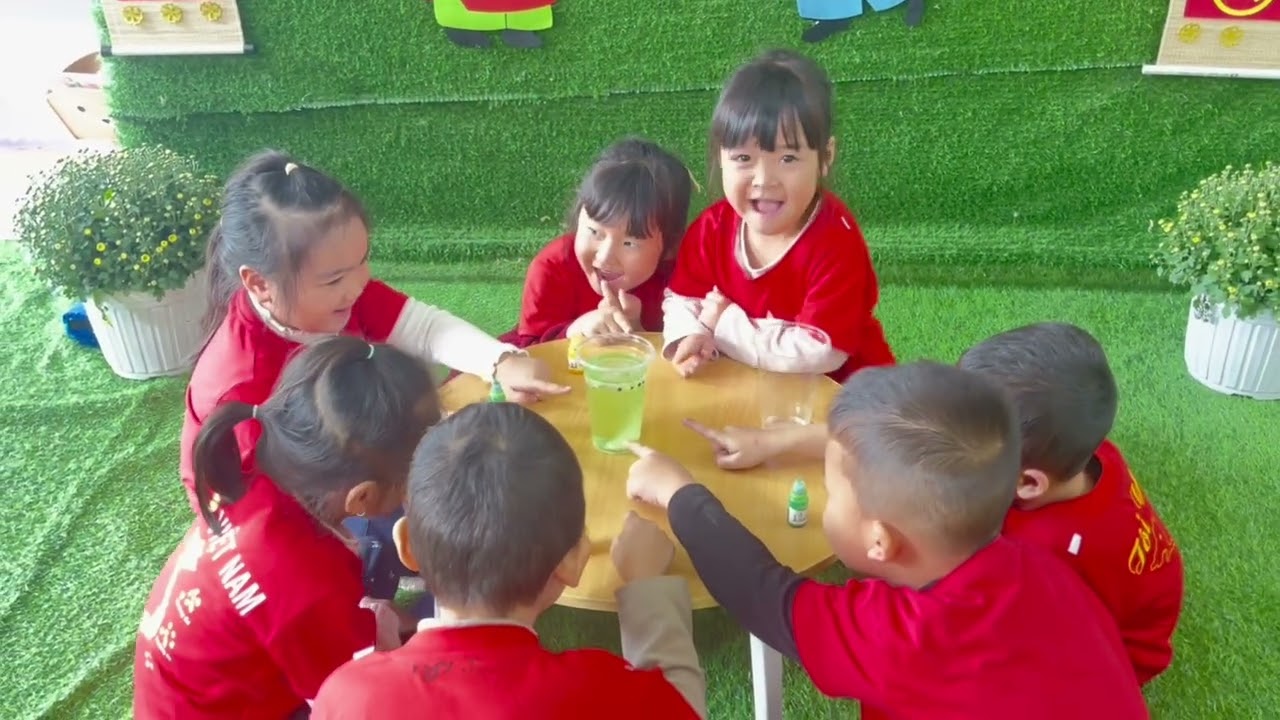 Hoạt động khám phá “ Pháo hoa trong nước” - các bé lớp 4 tuổi B, khu TTMN số 2