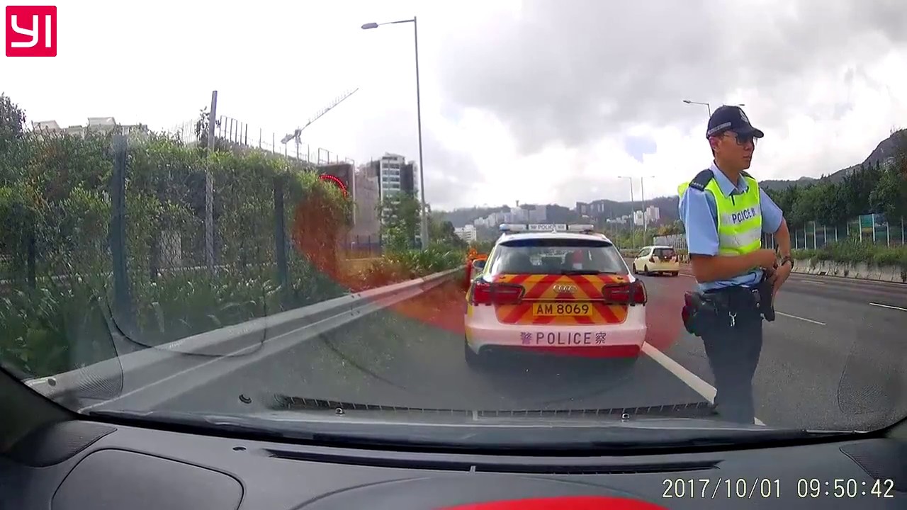 快線L Oscar Li (NM 5745) 途經大埔宏福苑被後上警車截停抄$450，全城齊讚好！