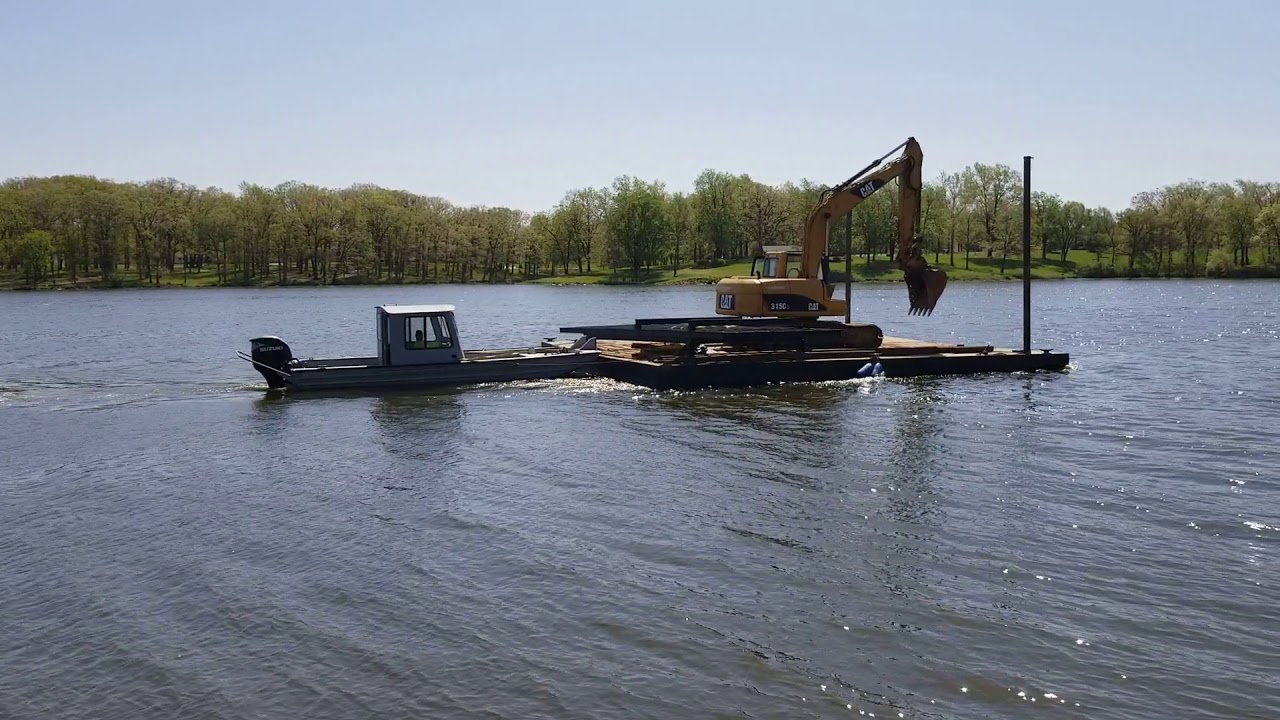 2018 Seaark 2672 workhorse pushing barge.