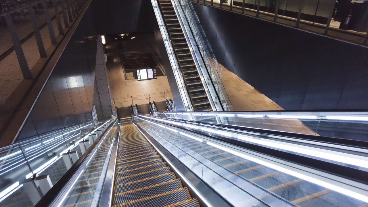 京橋エドグラン エスカレーター