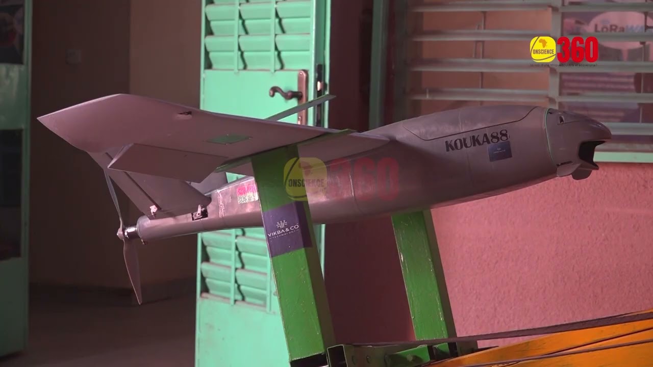 Deux genies Burkinabè mettent aux points des drones, une fusée et d'autres technologies de pointe.