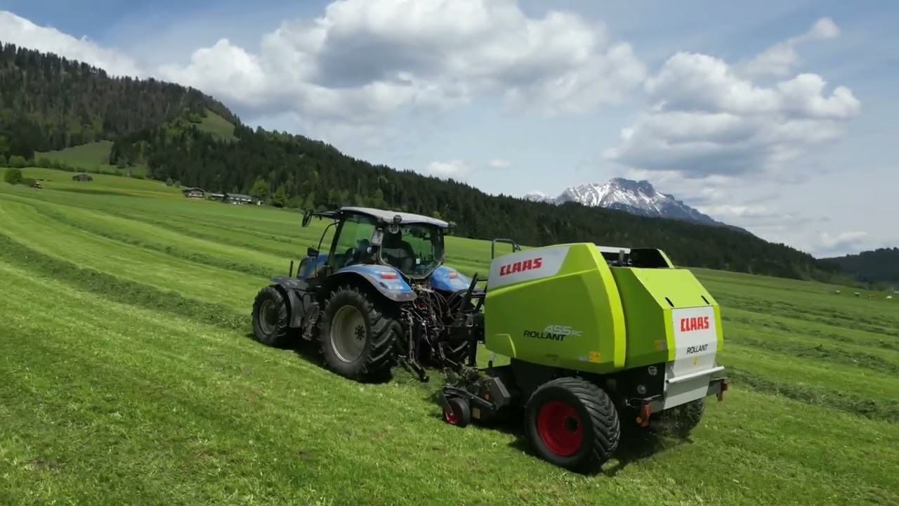 Claas Rollant 455 RC in Action