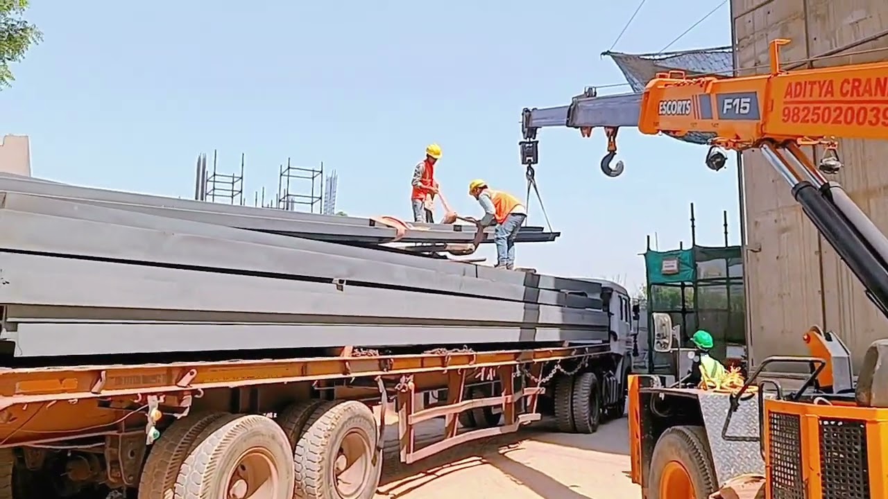Unloading Material ! Farana ! Hydra ! India ! Construction 🏗️! facade! Worker! Work