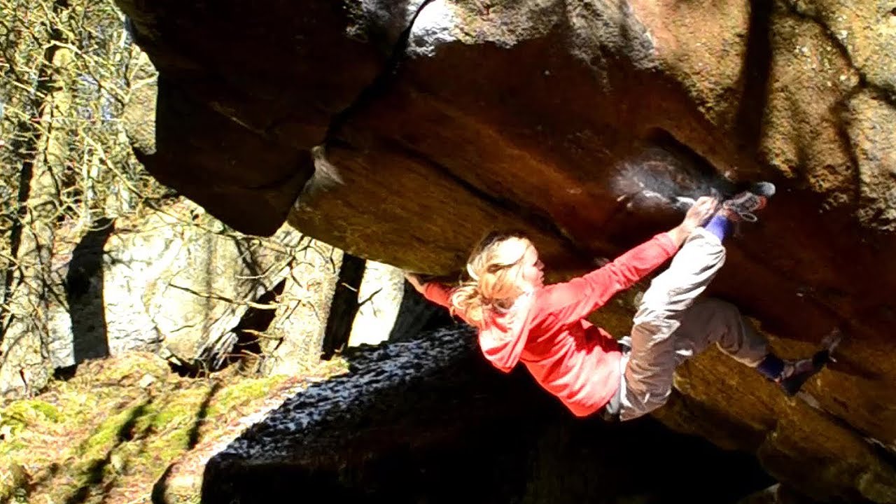 8A boulder: Mina Leslie-Wujastyk climbs Jason's Roof at Crookrise