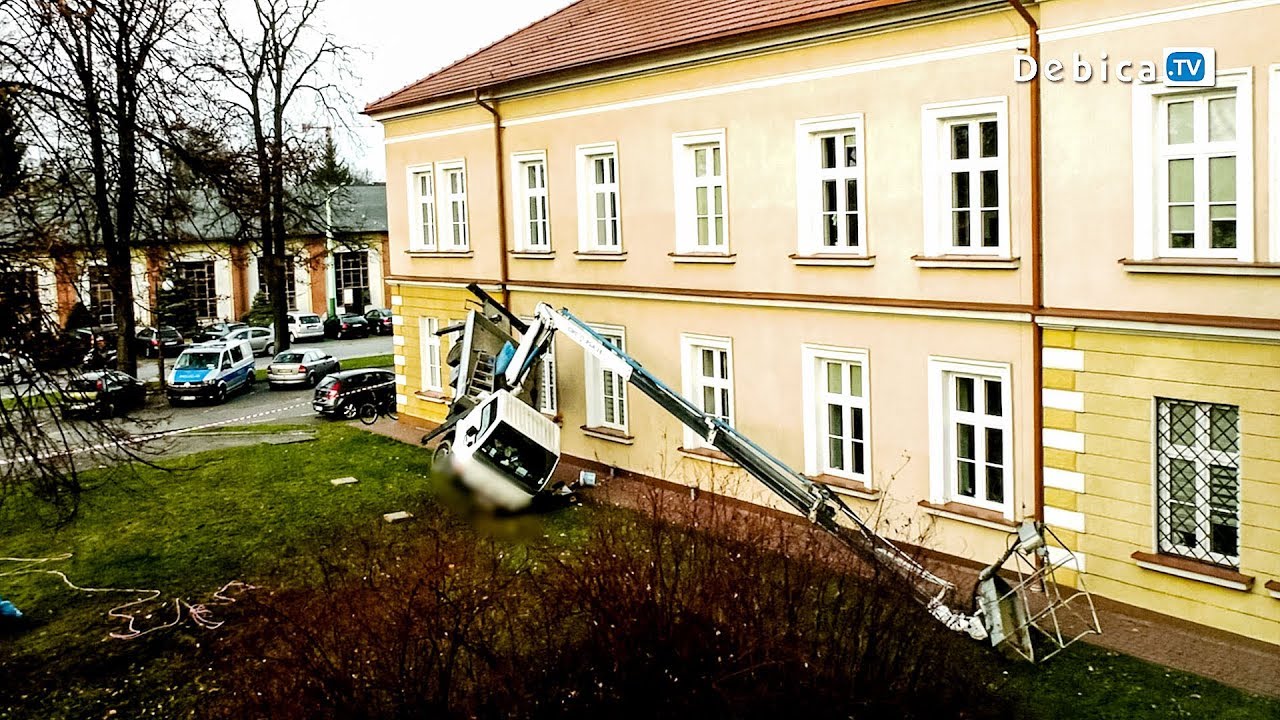 Trwa akcja! Przewrócił się podnośnik koszowy na dębicki Ratusz