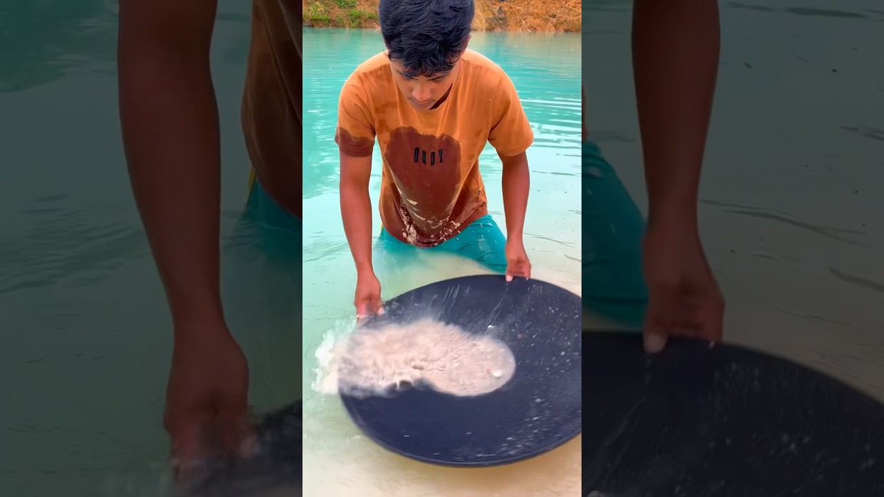 The discovery of pure gold trapped in the mud #goldpanning  #goldmining  #gold  #shorts