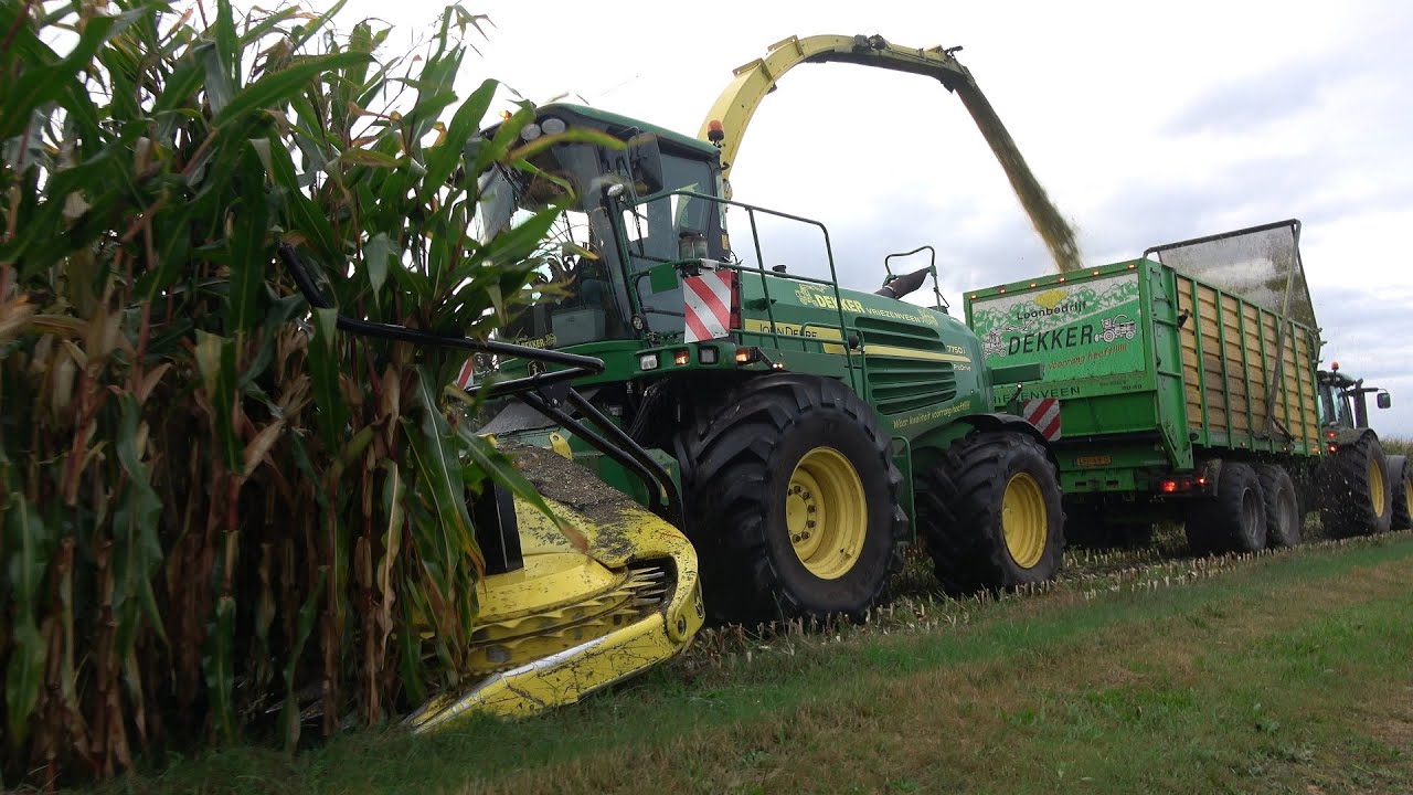 Loonbedrijf Dekker 's avonds aan het mais hakselen met John Deere hakselaar en trekkers (2021)