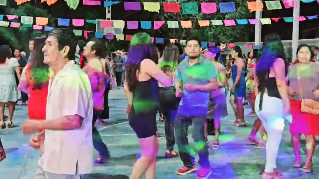 Asi se puso el baile en la calenda..... En San Fransisco Cozualtepec... Con el grupo playa y sol