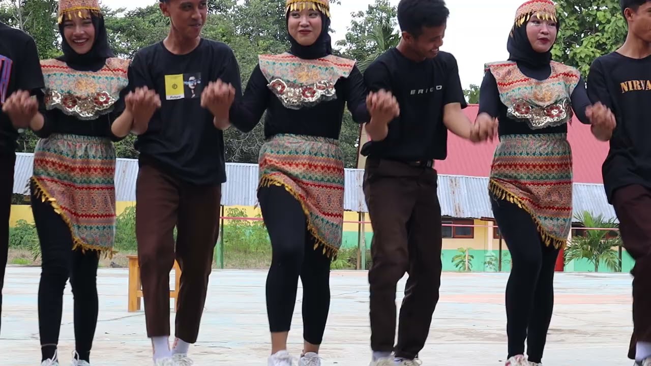 Persembahan Seni Tari Lulo Kreasi oleh Kelas XII 3 Kelompok 1