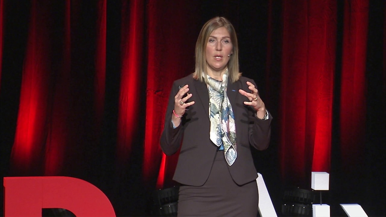Politique de défense : l'impact de l'invisible | Julia MARIS | TEDxAix
