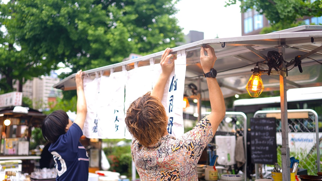 Итальянский шеф-повар принимает участие в открытии нового продуктового киоска в Фукуоке, Япония