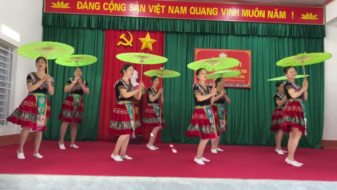 Múa Vấn vương chợ tình-tốp nữ xóm Đèo khế biểu diễn
