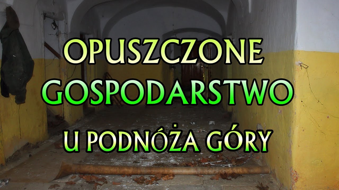 Заброшенная ферма у подножия горы