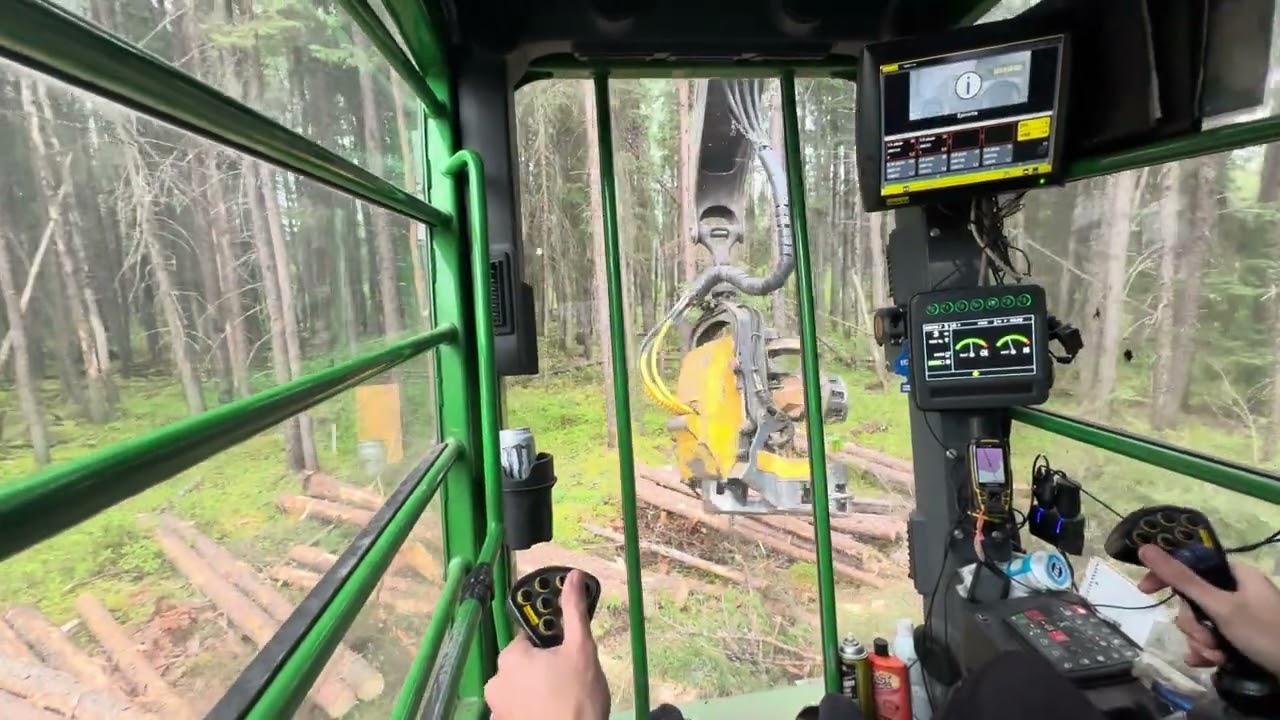 Johndeer 853 with a H7HD cutting logging road