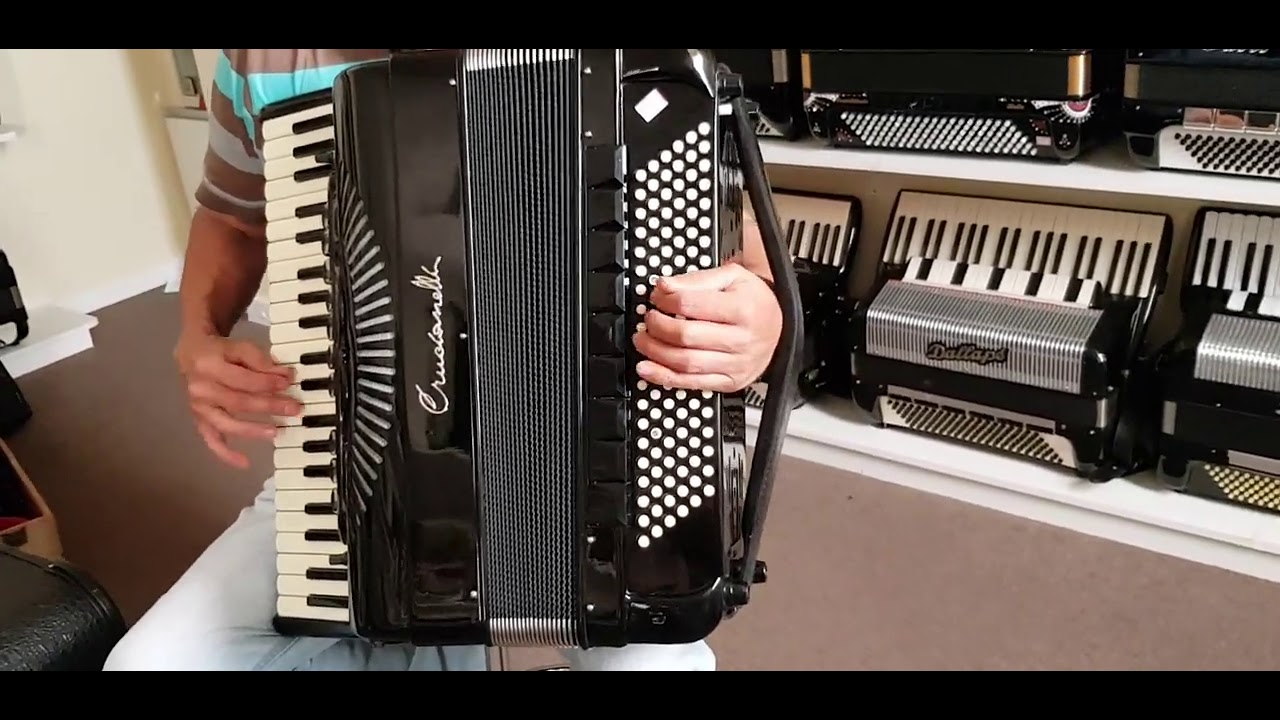 (VENDIDA) Acordeon 120 baixos crucianelli dupla ressonância já eletrificada