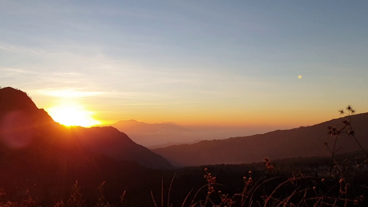 Semua keajaiban dimulai saat matahari terbit di bromo.
