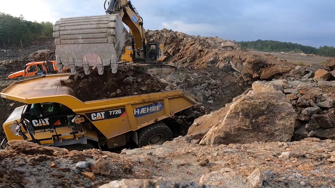 Sweat and tears..😅 Cat 390 F fighting hard rock! More 2 side double benching!🤙