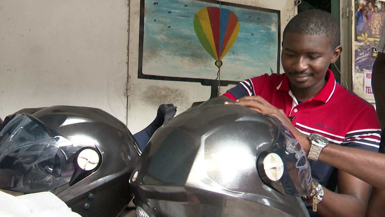 Deux ivoiriens inventent des casques solaires pour sécuriser les motocyclistes