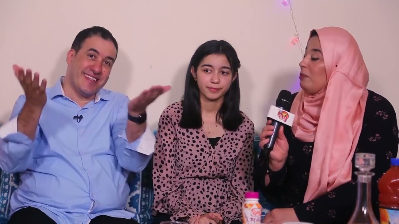 زيارة عمو يزيد للتلميذة عفاف عقاب لتكريمها أعلى معدل وطني في شهادة التعليم المتوسط