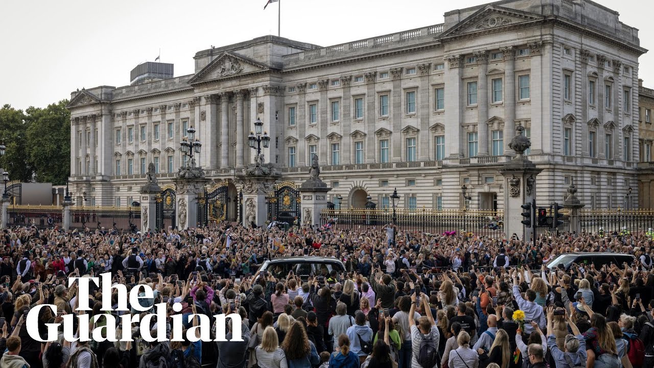 Live outside Buckingham Palace after death of Queen Elizabeth II – watch