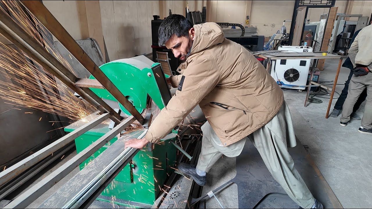 رضا مشغولِ کار است