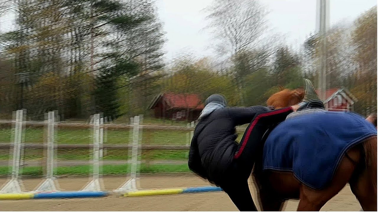 Vi testar hästhoppning. (flyger av)