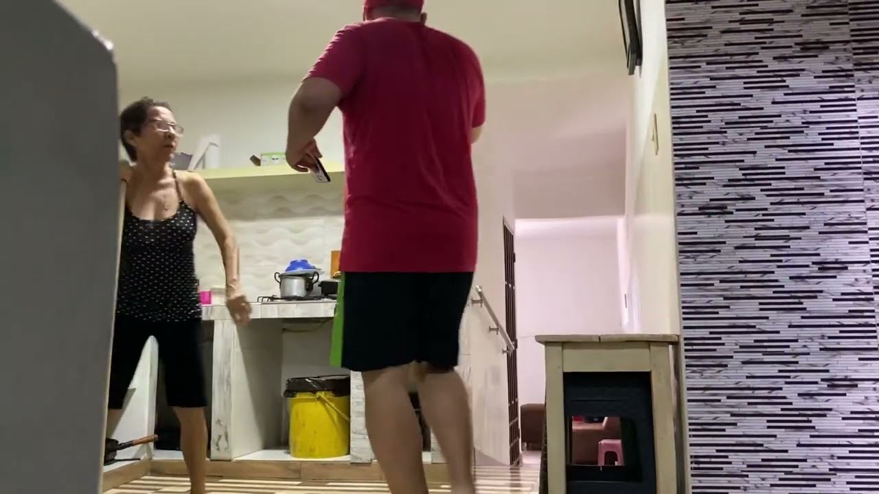 Le piso a mi mamá mientras trapea 😅