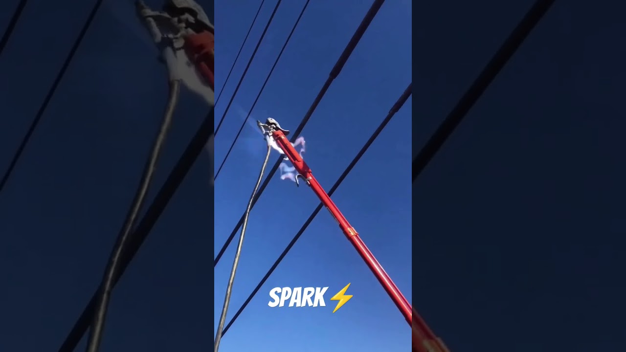 electric spark due to leakage of current⚡💥 #electric #science #short