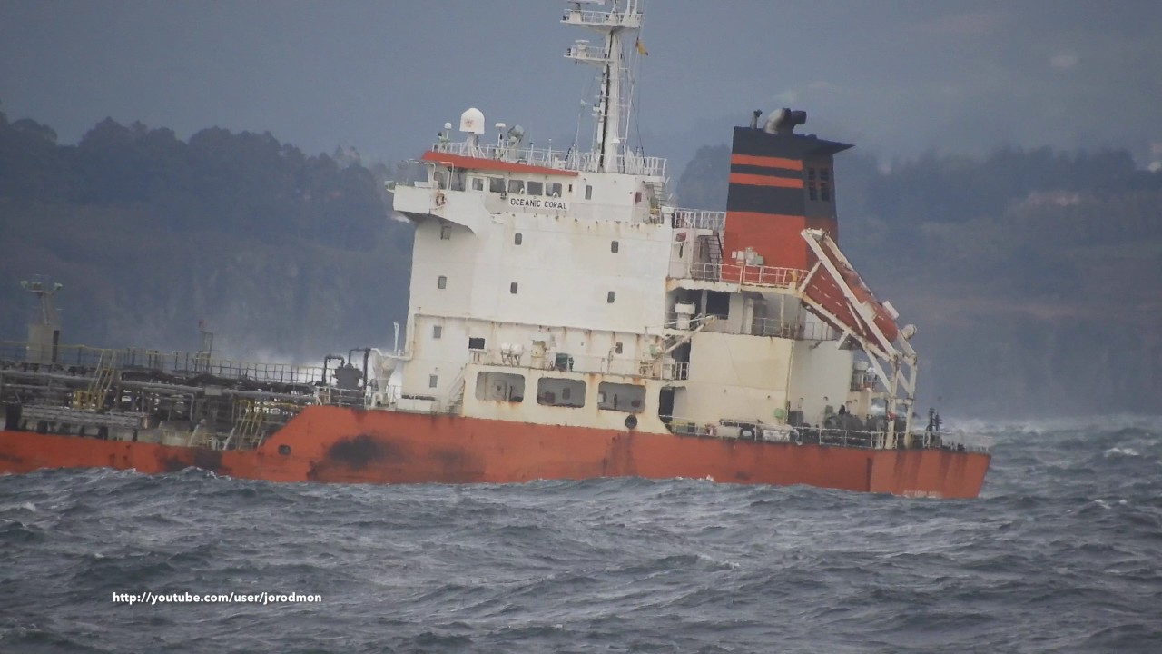 Oil/Chemical products tanker OCEANIC CORAL leaving A Coruña [4K]