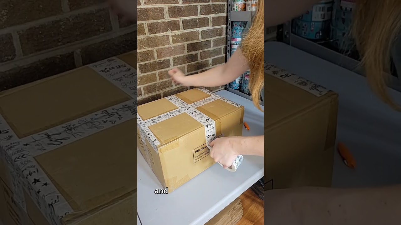 Лучший способ заклеивать коробки скотчем.