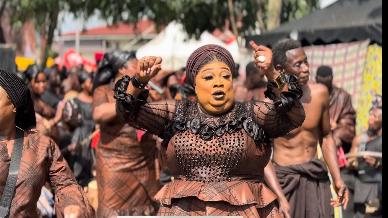 Maame Ode Wore Long Eyelashes, Long Figernails Deep MakeUp To Asantehemaa's Dote Yie & This Happened