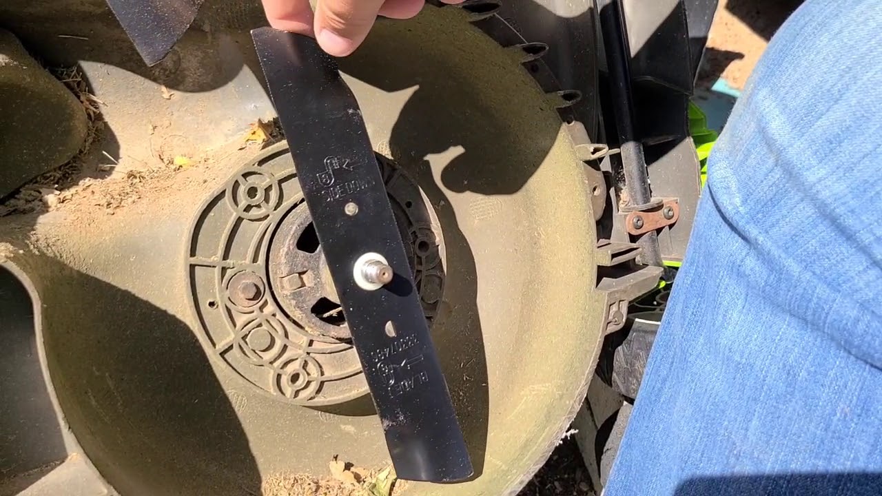 Greenworks Twin-Force 40V Lawnmower: changing the blades
