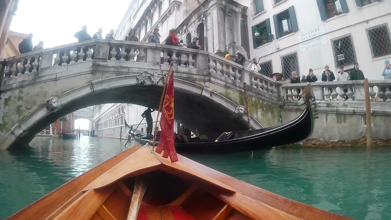 VENEZIA NEI PRIMI GIORNI DEL SUO FAMOSO CARNEVALE DOVE INCONTRO SUI PONTI MOLTI COSTUMI MASCHERATI.