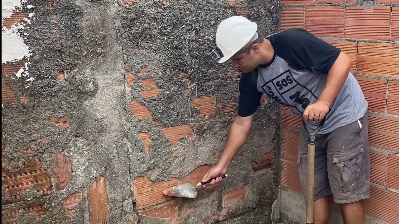 Esse pedreiro resolveu uma treta nesse muro.. REBOCO DO FUTURO