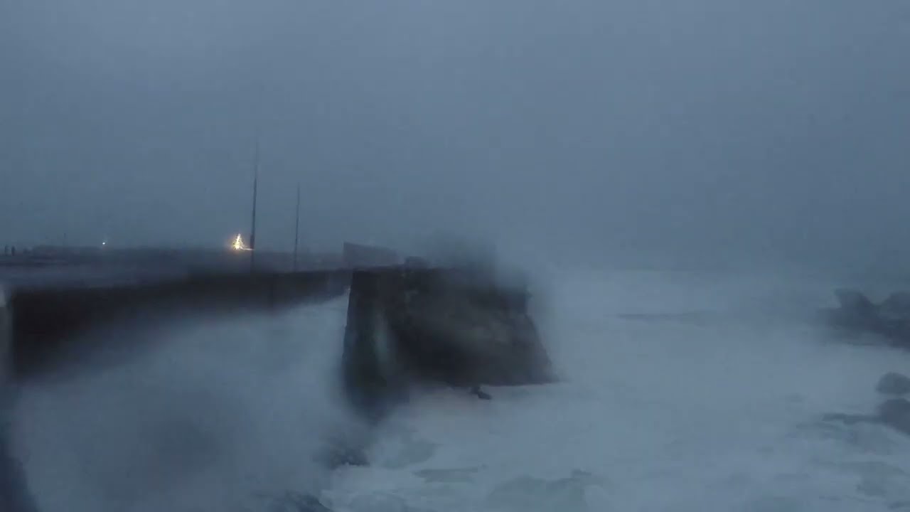 Vagues sur la digue à St Guénolé 7-12-25