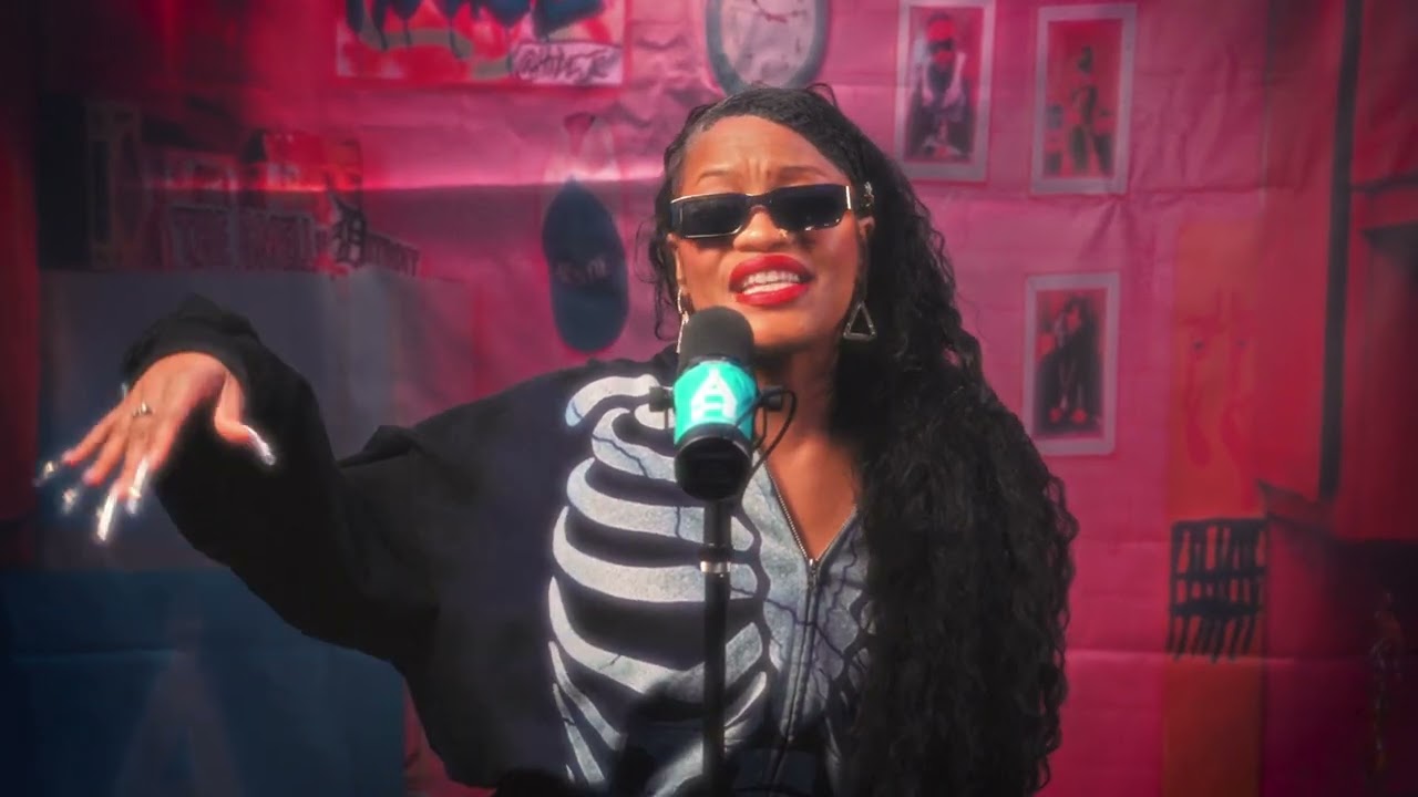 Desiree McKinney - Tell me why | Auntie House Live